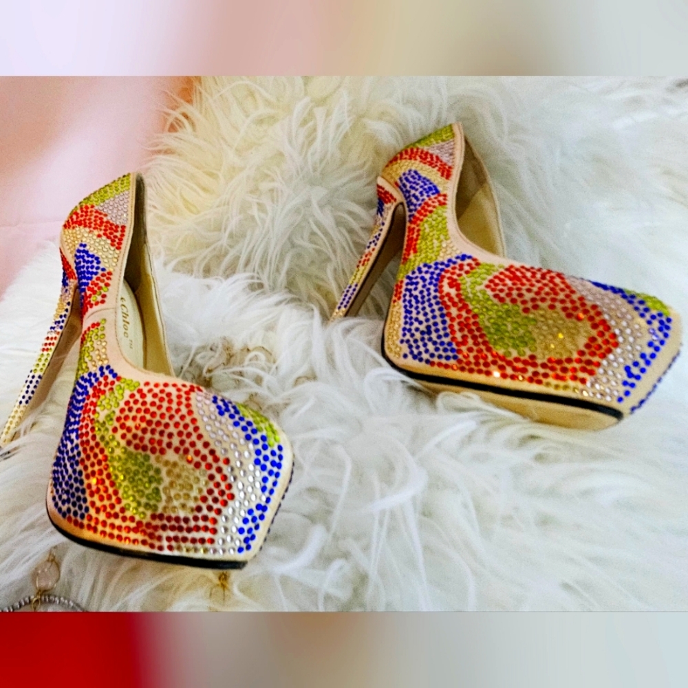 Eye-Catching 5-tones Studds gold satin platform pumps, size 7.5, 5.5" Heels